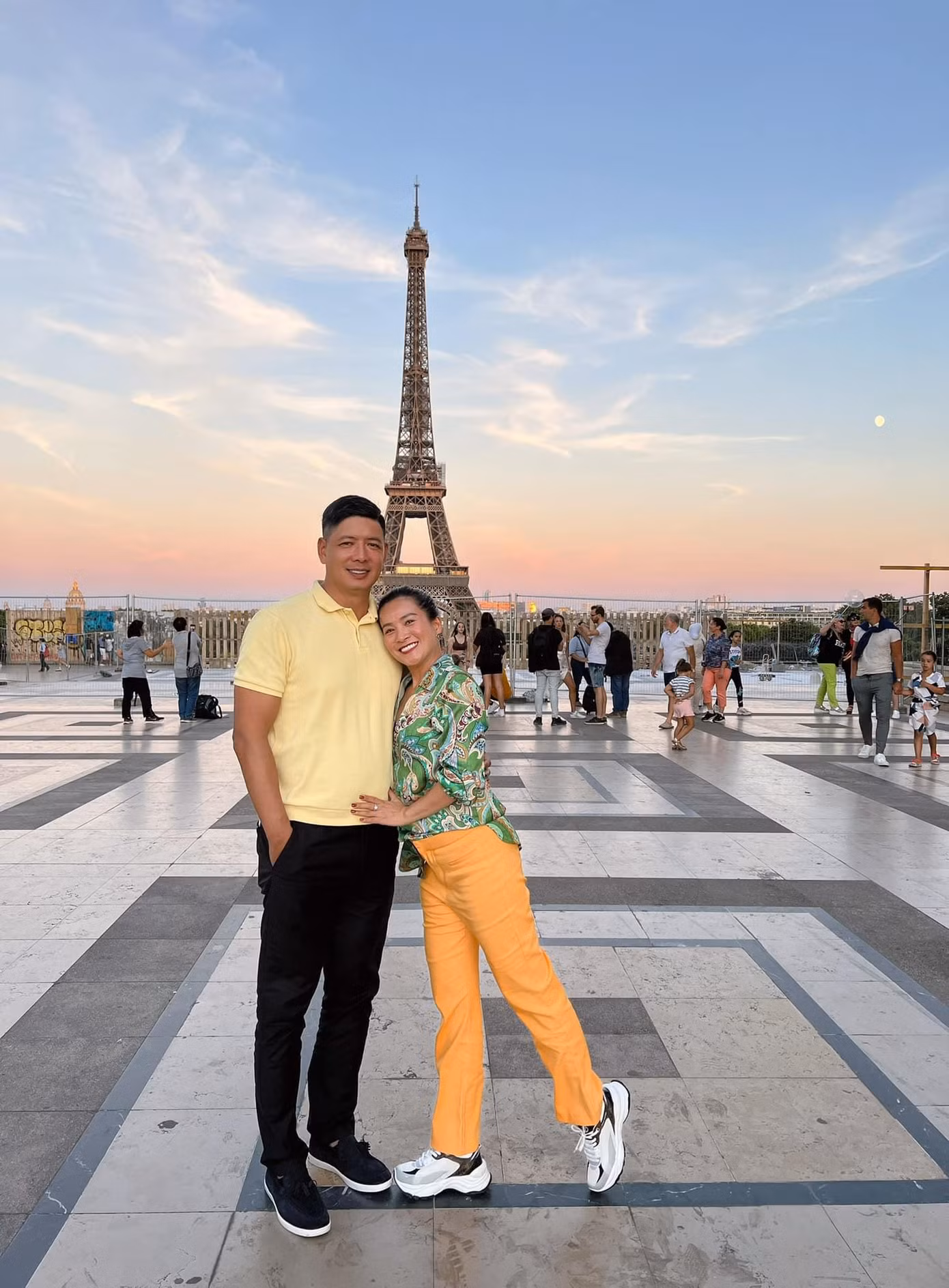 Cả hai đến thăm quan nhiều địa điểm nổi tiếng ở Pháp, Thụy Sĩ khiến nhiều khán giả ngưỡng mộ.