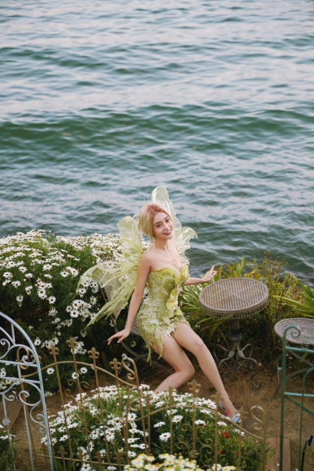 Tuy vậy, cũng không ít bình luận cho rằng cô gầy rộc, da bọc xương đáng báo động: “Đẹp nhưng gầy quá”,”Lên ảnh đã gầy trơ xương như vậy rồi thì ngoài đời nhất định còn khẳng khiu hơn nhiều”,…