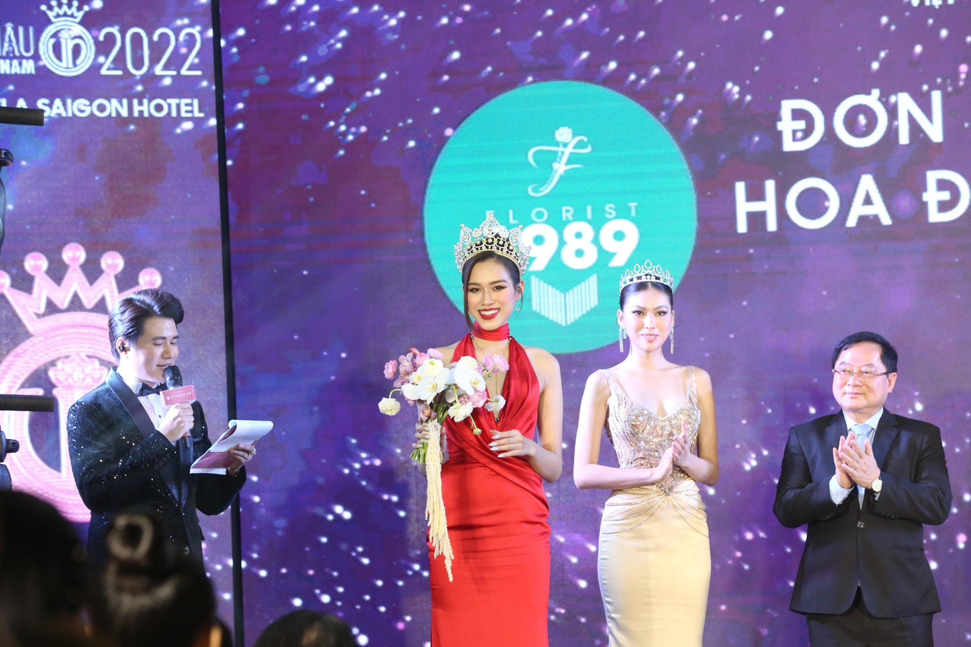 Hoa đăng quang của Hoa hậu Việt Nam 2022 mang ý nghĩa đặc biệt. “Tinh khôi” là sự kết tinh của nhiều hương sắc: Hồ điệp trắng, mao lương hồng, mẫu đơn hồng, địa lan hồng, cát tường trắng, dền rủ hồng, calla lily trắng. Tất cả mang nét đẹp thanh thoát, mềm mại, tinh khôi, đại diện cho vẻ đẹp thanh tân và rạng ngời của tân hoa hậu, đồng thời gửi gắm niềm hy vọng mang đến sự may mắn, thành công cho nhan sắc Việt Nam.