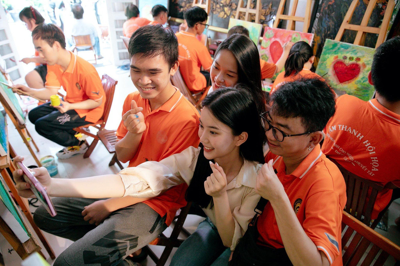 Hai cô gái nhiệt tình trò chuyện, giao lưu với các học viên.