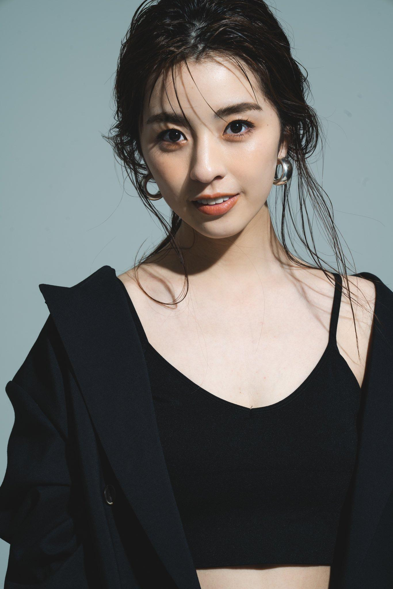 Theo truyền thông Nhật Bản, Takumi Minamino bén duyên với người đẹp hơn 1 tuổi Yurina Yanagi năm 2019 khi anh đang chơi cho Salzburg Redbull. Họ quen nhau qua lời giới thiệu của chị gái và anh rể của người đẹp. Ảnh: animoproduce.