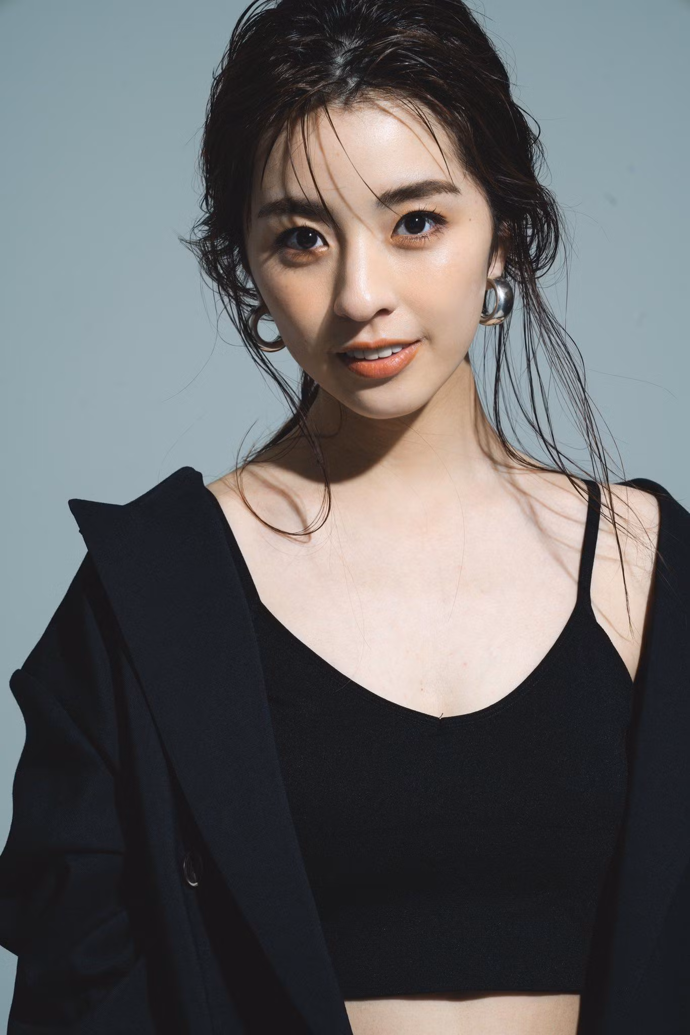 Theo truyền thông Nhật Bản, Takumi Minamino bén duyên với người đẹp hơn 1 tuổi Yurina Yanagi năm 2019 khi anh đang chơi cho Salzburg Redbull. Họ quen nhau qua lời giới thiệu của chị gái và anh rể của người đẹp. Ảnh: animoproduce.