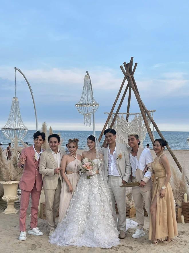 Được biết bạn trai và Minh Hằng đã có hơn 6 năm bên cạnh nhau. Chồng sắp cưới hơn nữ ca sĩ 10 tuổi, là phó tổng giám đốc của một công ty dệt lớn ở Long An.