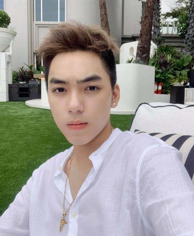 Long Hoàng ngoài đời có phong cách rất khác với màn ảnh Long Hoàng ngoài đời có phong cách rất khác với màn ảnh