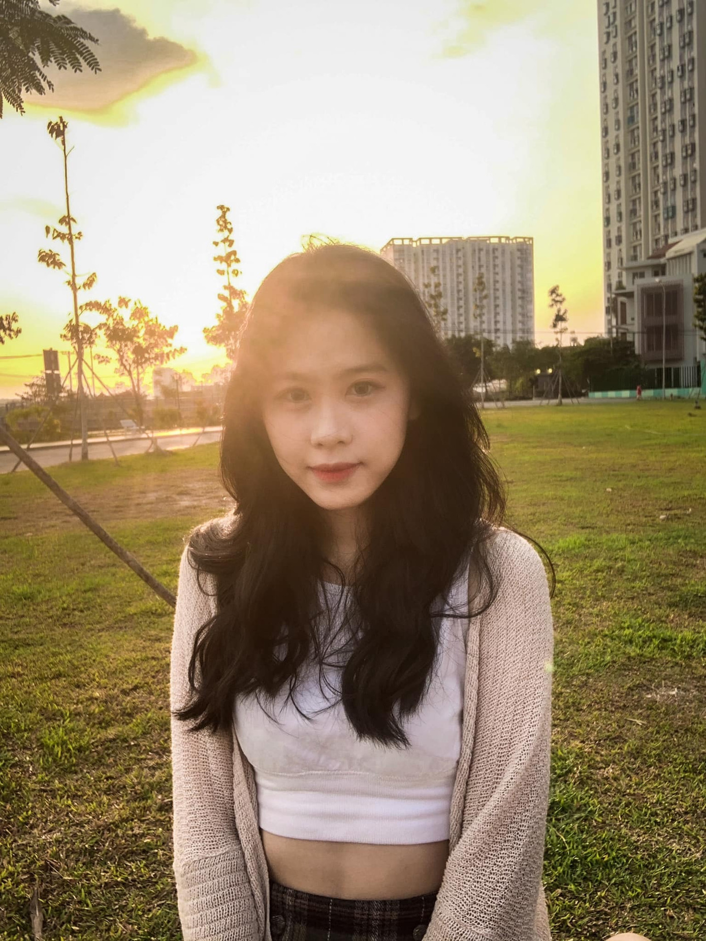 Hình ảnh Ngọc Hằng cách đây hơn 1 năm. Thời điểm này, cô giữ vóc dáng thanh mảnh, nuôi tóc dài bồng bềnh. Á hậu 2 Hoa hậu Việt Nam 2022 thường chọn gam màu trung tính và mặc những bộ đồ áo crop top khoe eo thon.