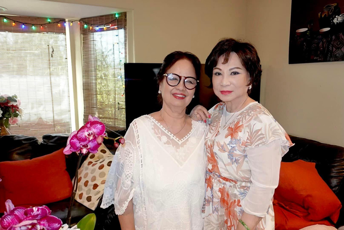 Mẹ Trizzie Phương Trinh (phải) cũng đến chung vui Mẹ Trizzie Phương Trinh (phải) cũng đến chung vui