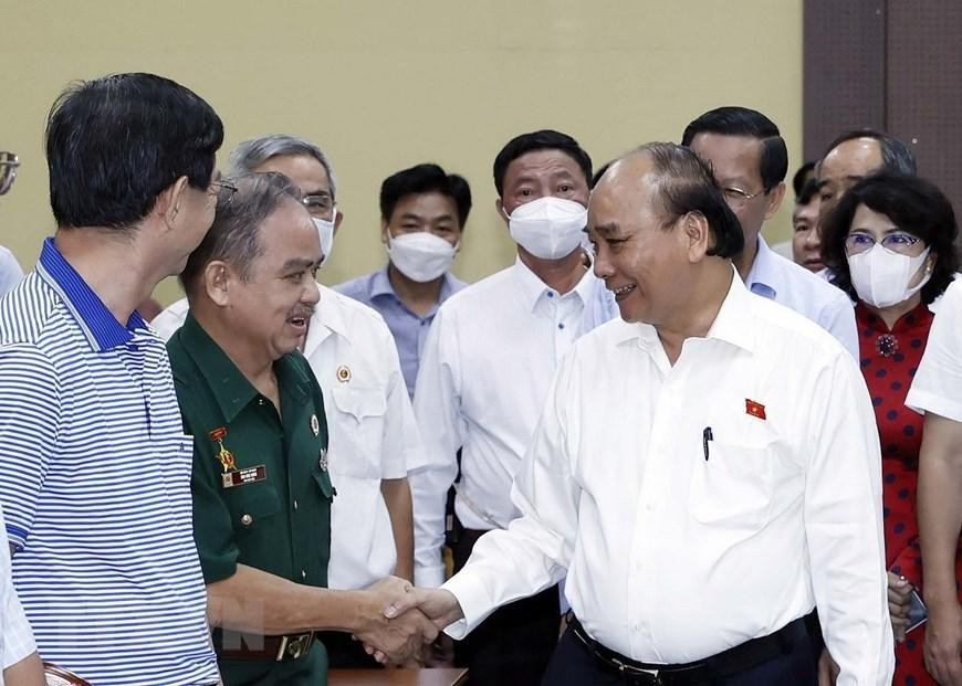 Chủ tịch nước Nguyễn Xuân Phúc với các cử tri. (Ảnh: Thống Nhất/TTXVN)