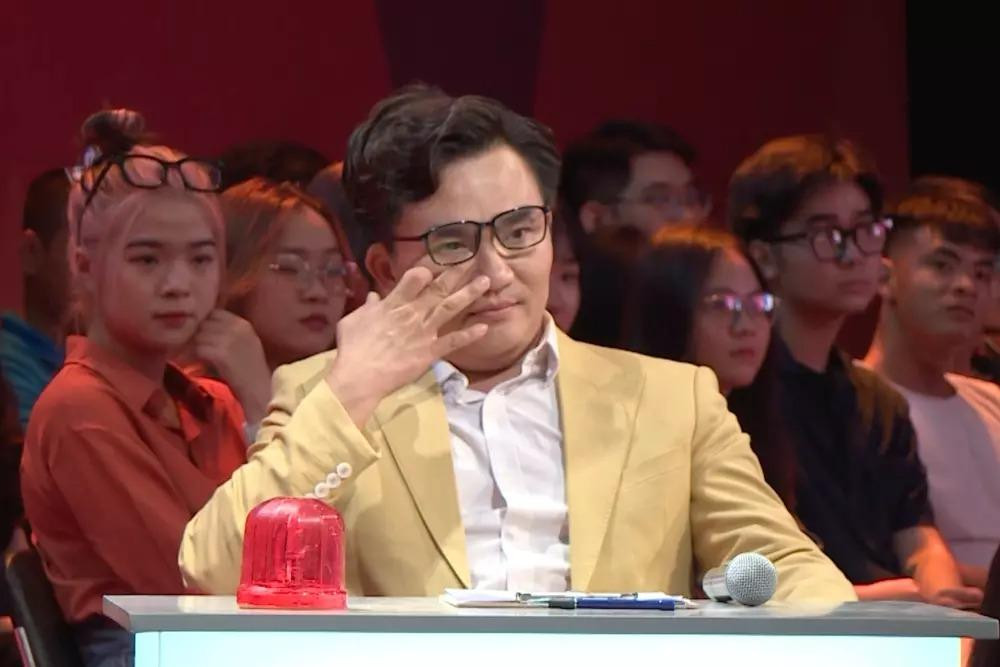 MC Đại Nghĩa xúc động lau nước mắt trước diễn xuất của Hoa hậu Tiểu Vy. MC Đại Nghĩa xúc động lau nước mắt trước diễn xuất của Hoa hậu Tiểu Vy.