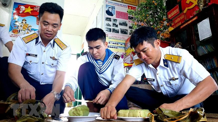 Cán bộ, chiến sỹ Nhà giàn DK1/10 cắt bánh chưng, bánh tét ăn Tết sớm. (Ảnh: Thu Hiền/TTXVN) Cán bộ, chiến sỹ Nhà giàn DK1/10 cắt bánh chưng, bánh tét ăn Tết sớm. (Ảnh: Thu Hiền/TTXVN)