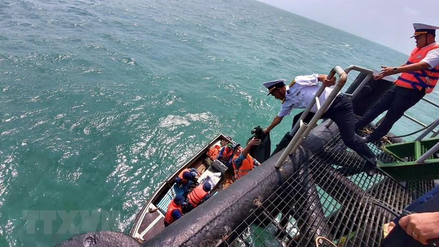 Chiến sỹ tàu Trường Sa 19 cấp hàng Tết cho cán bộ, chiến sỹ Nhà giàn DK1/10. (Ảnh: Thu Hiền/TTXVN) Chiến sỹ tàu Trường Sa 19 cấp hàng Tết cho cán bộ, chiến sỹ Nhà giàn DK1/10. (Ảnh: Thu Hiền/TTXVN)