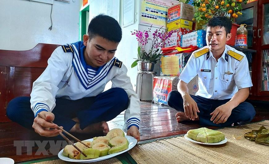 Chiến sỹ Nguyễn Văn Duyệt (trái) lần đầu đón Tết ở nhà giàn. (Ảnh: Thu Hiền/TTXVN) Chiến sỹ Nguyễn Văn Duyệt (trái) lần đầu đón Tết ở nhà giàn. (Ảnh: Thu Hiền/TTXVN)