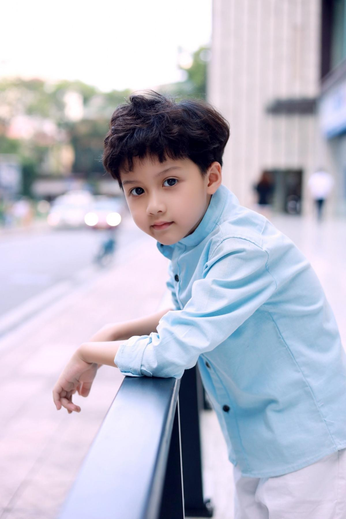 Huyền Lizzie và con trai Nem mới vừa tốt nghiệp lớp 1. Cậu bé sở hữu đôi mắt to, thần thái rất giống mẹ Huyền Lizzie và con trai Nem mới vừa tốt nghiệp lớp 1. Cậu bé sở hữu đôi mắt to, thần thái rất giống mẹ