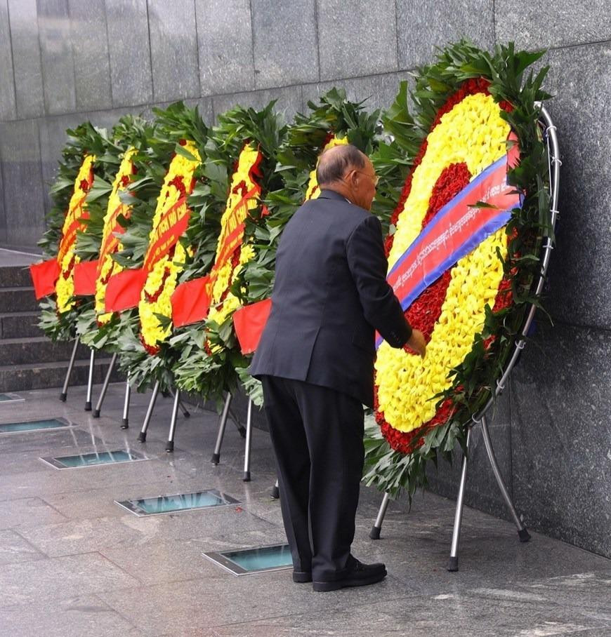 Chủ tịch Quốc hội Vương quốc Campuchia Samdech Heng Samrin chỉnh sửa vòng hoa tại Lăng viếng Chủ tịch Hồ Chí Minh. (Ảnh: Văn Điệp/TTXVN) Chủ tịch Quốc hội Vương quốc Campuchia Samdech Heng Samrin chỉnh sửa vòng hoa tại Lăng viếng Chủ tịch Hồ Chí Minh. (Ảnh: Văn Điệp/TTXVN)