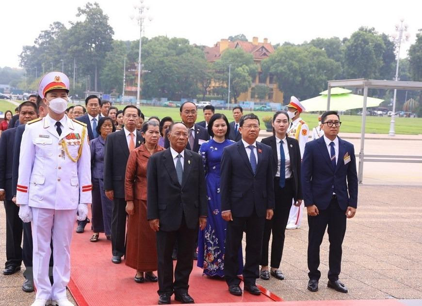 Chủ tịch Quốc hội Vương quốc Campuchia Samdech Heng Samrin dẫn đầu Đoàn đại biểu cấp cao Quốc hội Vương quốc Campuchia đến đặt vòng hoa và vào Lăng viếng Chủ tịch Hồ Chí Minh. (Ảnh: Văn Điệp/TTXVN) Chủ tịch Quốc hội Vương quốc Campuchia Samdech Heng Samrin dẫn đầu Đoàn đại biểu cấp cao Quốc hội Vương quốc Campuchia đến đặt vòng hoa và vào Lăng viếng Chủ tịch Hồ Chí Minh. (Ảnh: Văn Điệp/TTXVN)