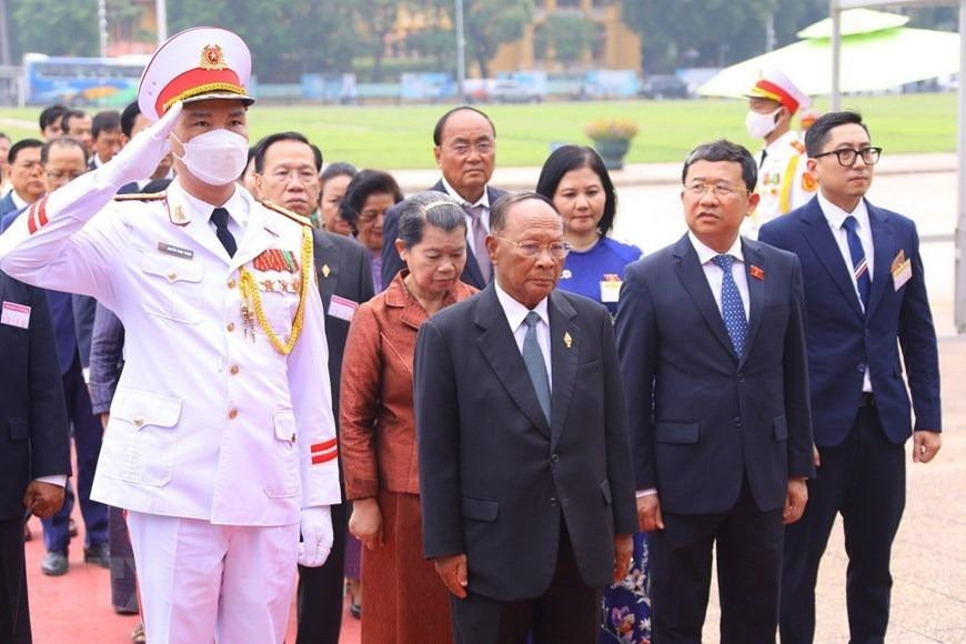 Chủ tịch Quốc hội Vương quốc Campuchia Samdech Heng Samrin cùng Đoàn đại biểu cấp cao Quốc hội Vương quốc Campuchia đến đặt vòng hoa và vào Lăng viếng Chủ tịch Hồ Chí Minh. (Ảnh: Văn Điệp/TTXVN) Chủ tịch Quốc hội Vương quốc Campuchia Samdech Heng Samrin cùng Đoàn đại biểu cấp cao Quốc hội Vương quốc Campuchia đến đặt vòng hoa và vào Lăng viếng Chủ tịch Hồ Chí Minh. (Ảnh: Văn Điệp/TTXVN)