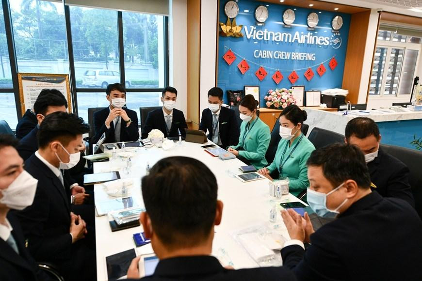 Để thực hiện chuyến bay này, Vietnam Airlines đã sắp xếp tổ bay gồm 25 thành viên, trong đó có 5 phi công (3 cơ trưởng), 12 tiếp viên, 2 kỹ thuật, 4 nhân viên phục vụ mặt đất… để đảm bảo mọi hoạt động diễn ra nhanh chóng, hiệu quả đồng bộ và an toàn tuyệt đối. (Ảnh: CTV/Vietnam+)