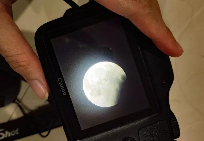 Hình ảnh lúc 19 giờ 35 phút - Ảnh: ANH THƯ Hình ảnh lúc 19 giờ 35 phút - Ảnh: ANH THƯ