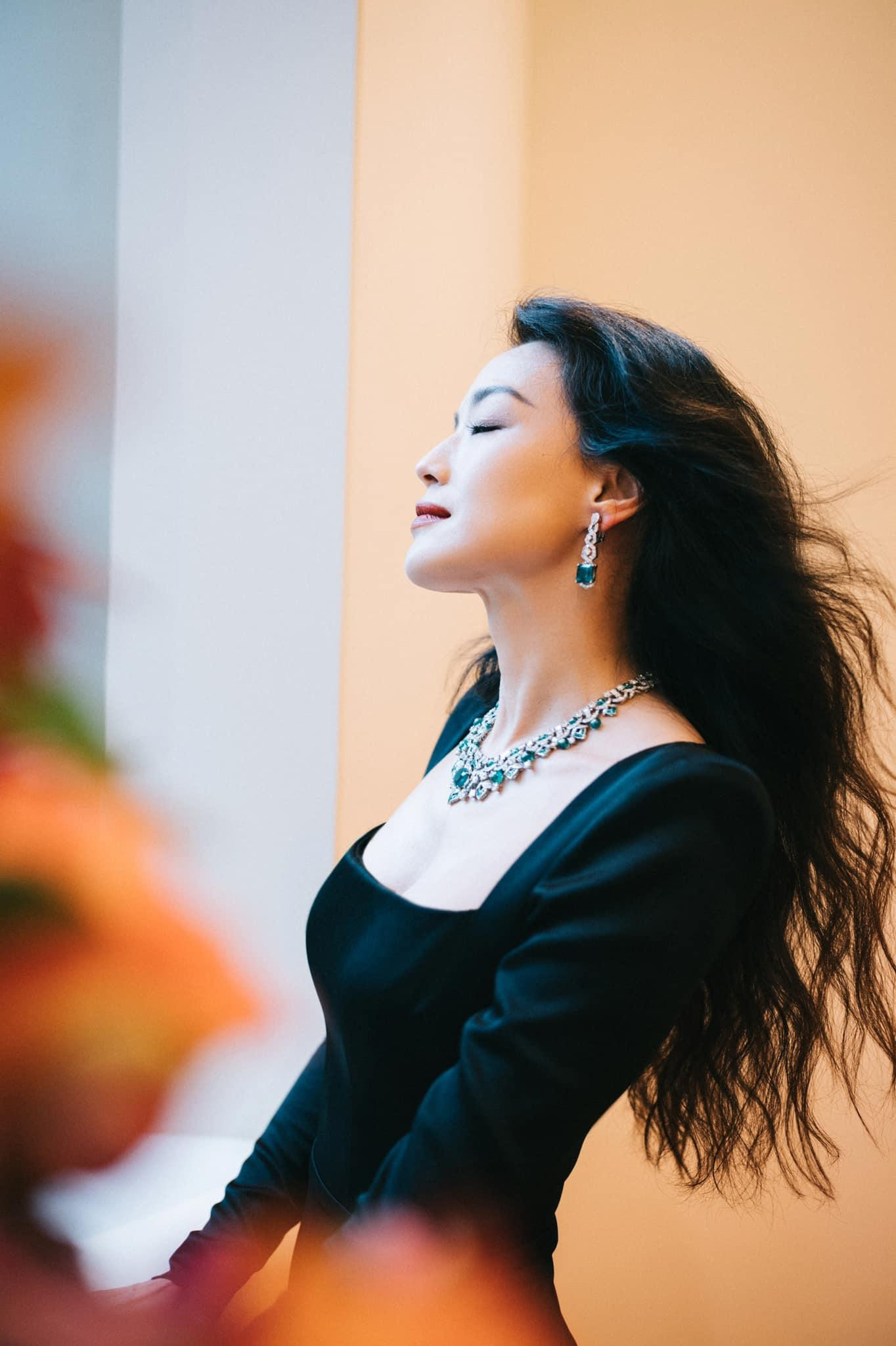 Cụm từ khóa “Thư Kỳ xinh đẹp” leo Hot Search Weibo với hàng ngàn bình luận khen ngợi hết lời từ cộng đồng mạng: “Thư Kỳ đẹp bất chấp thời gian....sexy quyến rũ số 1”, “Cô ấy mặc đồ đen là hợp nhất, quá sang”, “Không tin cô ấy 46 tuổi”,…