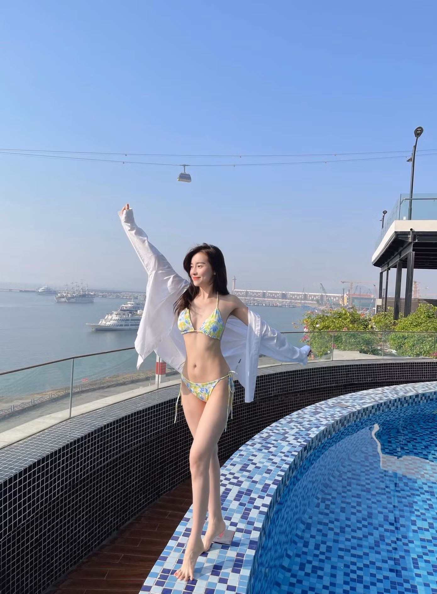 Cao Thái Hà mê diện bikini nhỏ xíu trong hè này.