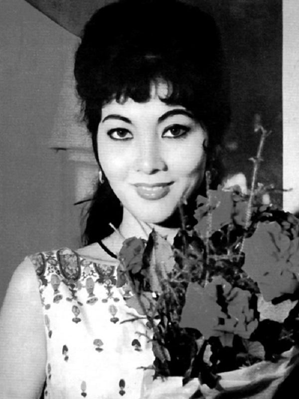 Thẩm Thúy Hằng tên thật là Nguyễn Kim Phụng, sinh năm 1940 tại Hải Phòng. Bà từng giấu gia đình tham gia cuộc thi tuyển diễn viên của hãng phim Mỹ Vân và vượt hơn 2.000 thí sinh để giành giải nhất năm 16 tuổi. Ngay với tác phẩm đầu tay, Thẩm Thúy Hằng đã nổi tiếng nhờ diễn vai diễn Tam Nương trong phim Người đẹp Bình Dương.