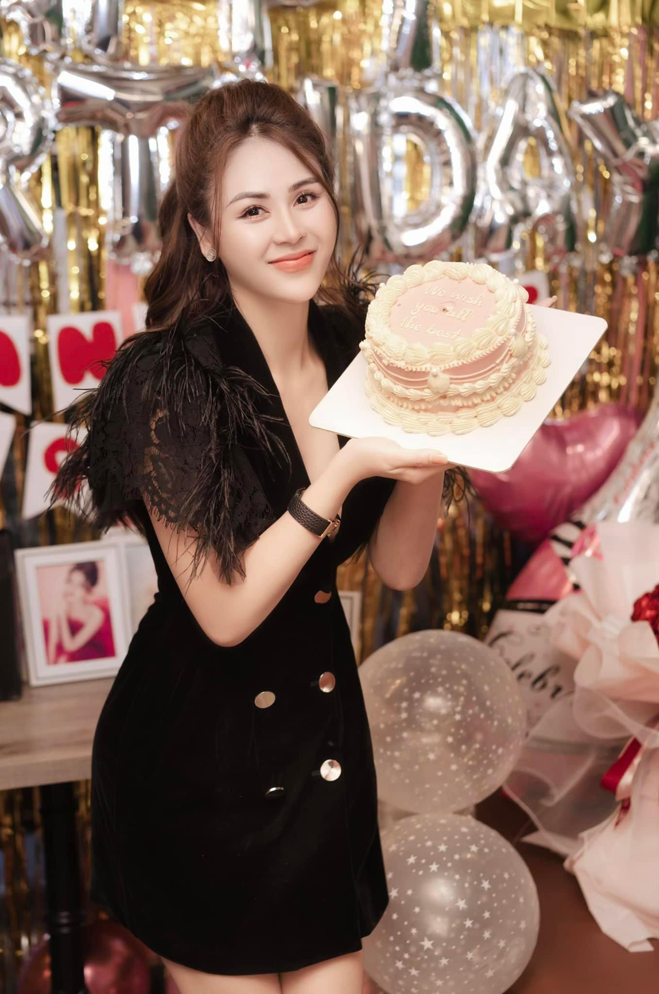 Đón sinh nhật tuổi 32, Lương Thu Trang được FC tổ chức một bữa tiệc thân mật, ấm cúng.