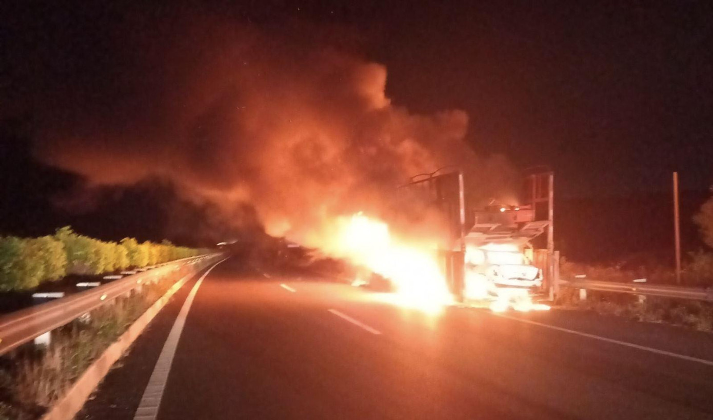 Hiện trường vụ cháy xe đầu kéo. Ảnh: CA