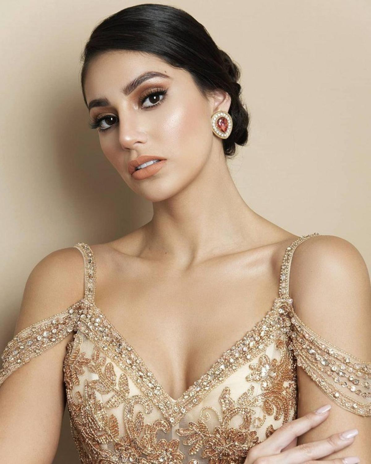 Colombia gửi đến đại diện là Andrea Aguilera, 24 tuổi. Cô là Hoa hậu Thế giới Colombia, được đánh giá có thần thái tự tin và nụ cười rạng rỡ.