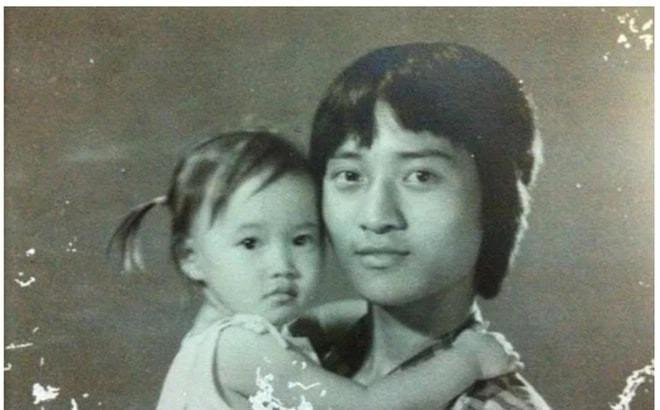 Ca sĩ Khánh Linh chia sẻ bức hình được anh trai - nhạc sĩ Ngọc Châu bế gây xúc động.