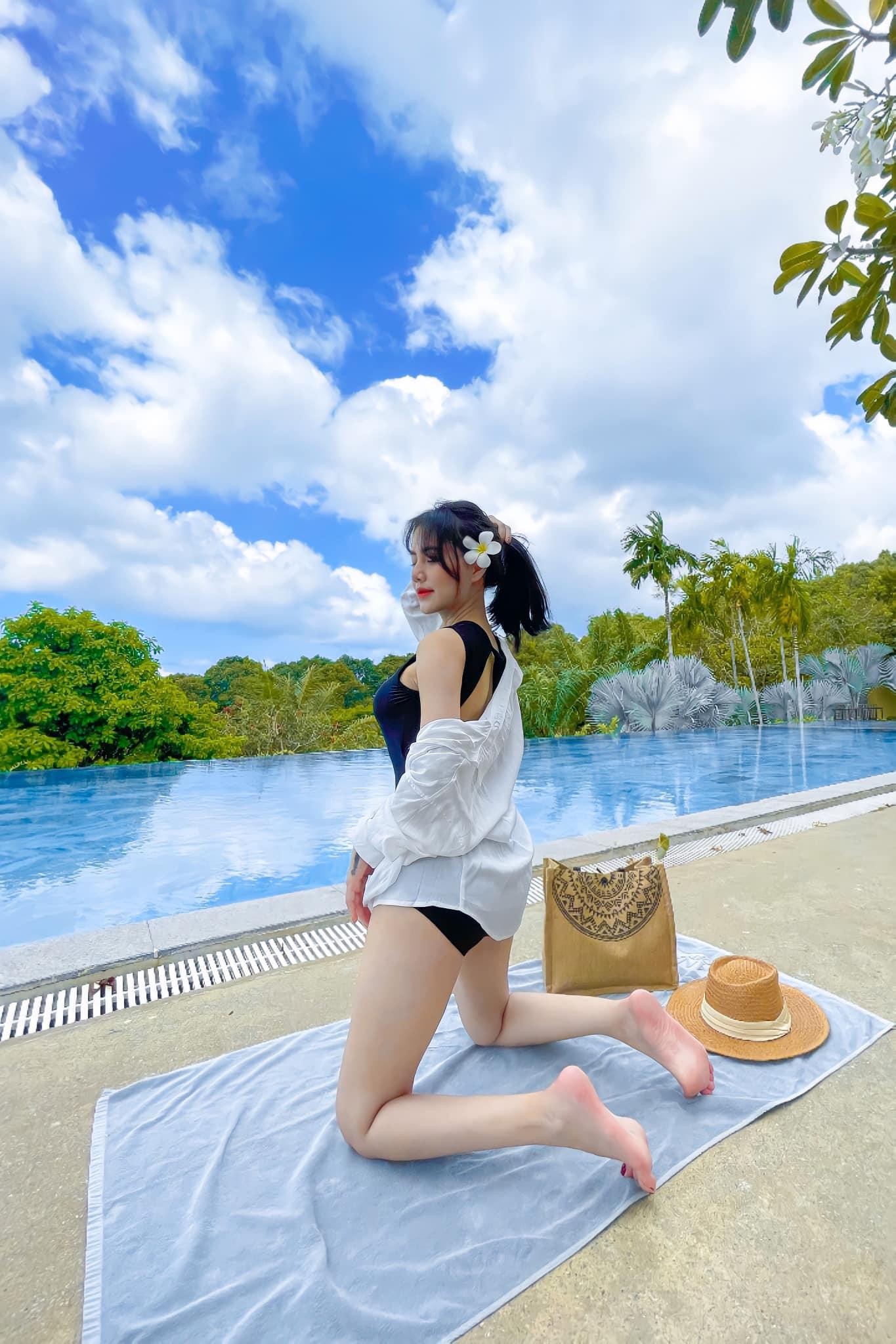 Minh Thu vai Hải “Quạt” khá kín đáo khi chọn áo tắm, tuy thế bộ đồ vẫn tôn lên đường cong “bốc lửa” của nữ diễn viên.