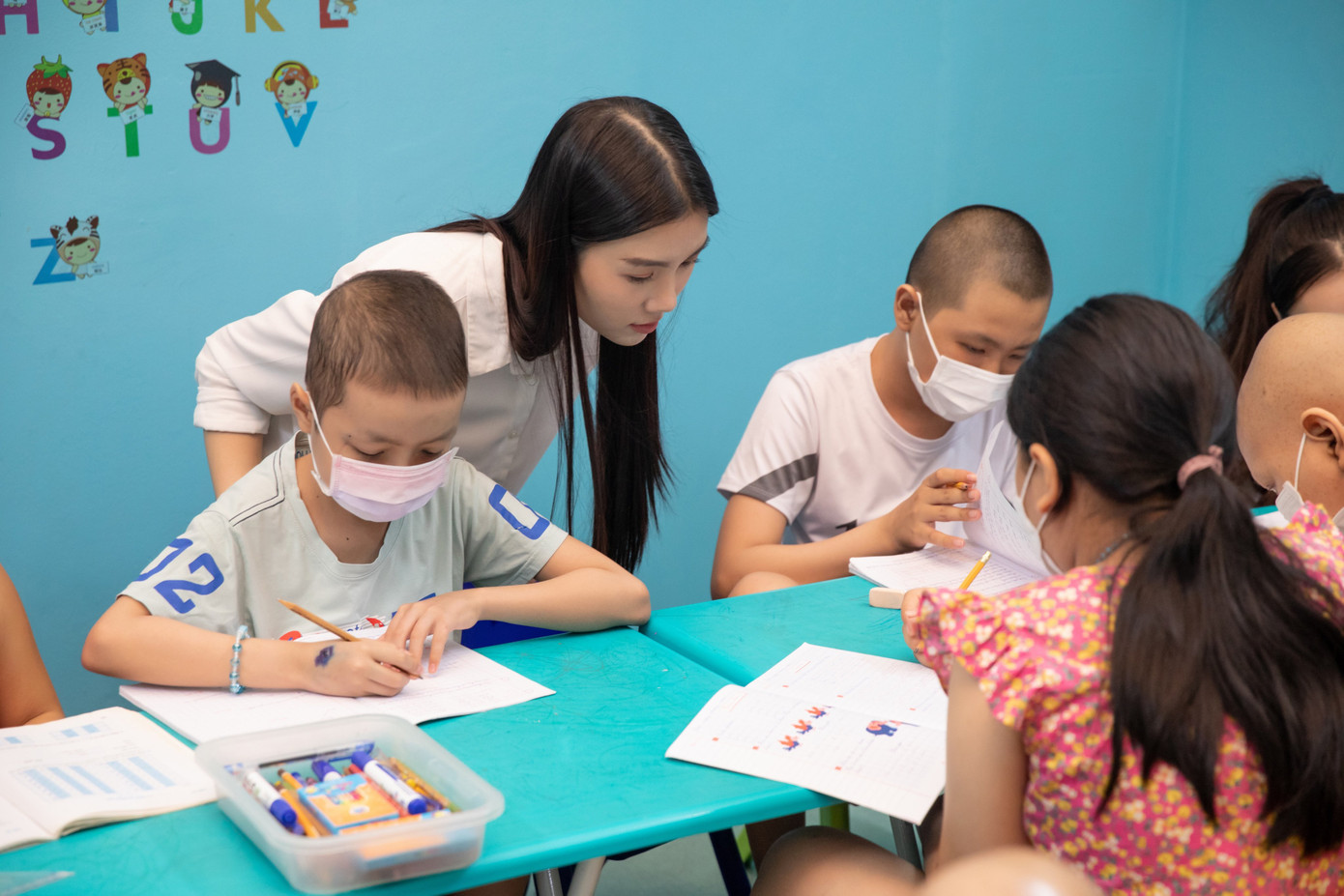 Thanh Trúc và Mỹ Anh đứng lớp dạy tiếng Anh cho các em nhỏ.