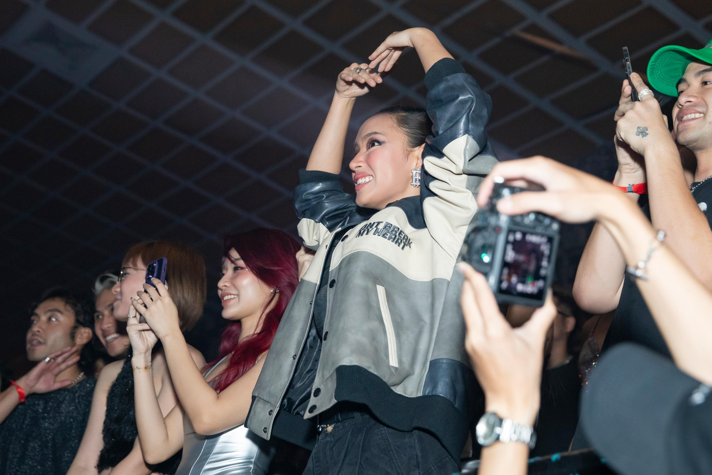 Phía khán đài, Châu Bùi nhiệt tình cổ vũ, cô hô vang "Anh yêu ơi" khiến khán giả bên cạnh reo hò. Phía khán đài, Châu Bùi nhiệt tình cổ vũ, cô hô vang "Anh yêu ơi" khiến khán giả bên cạnh reo hò.