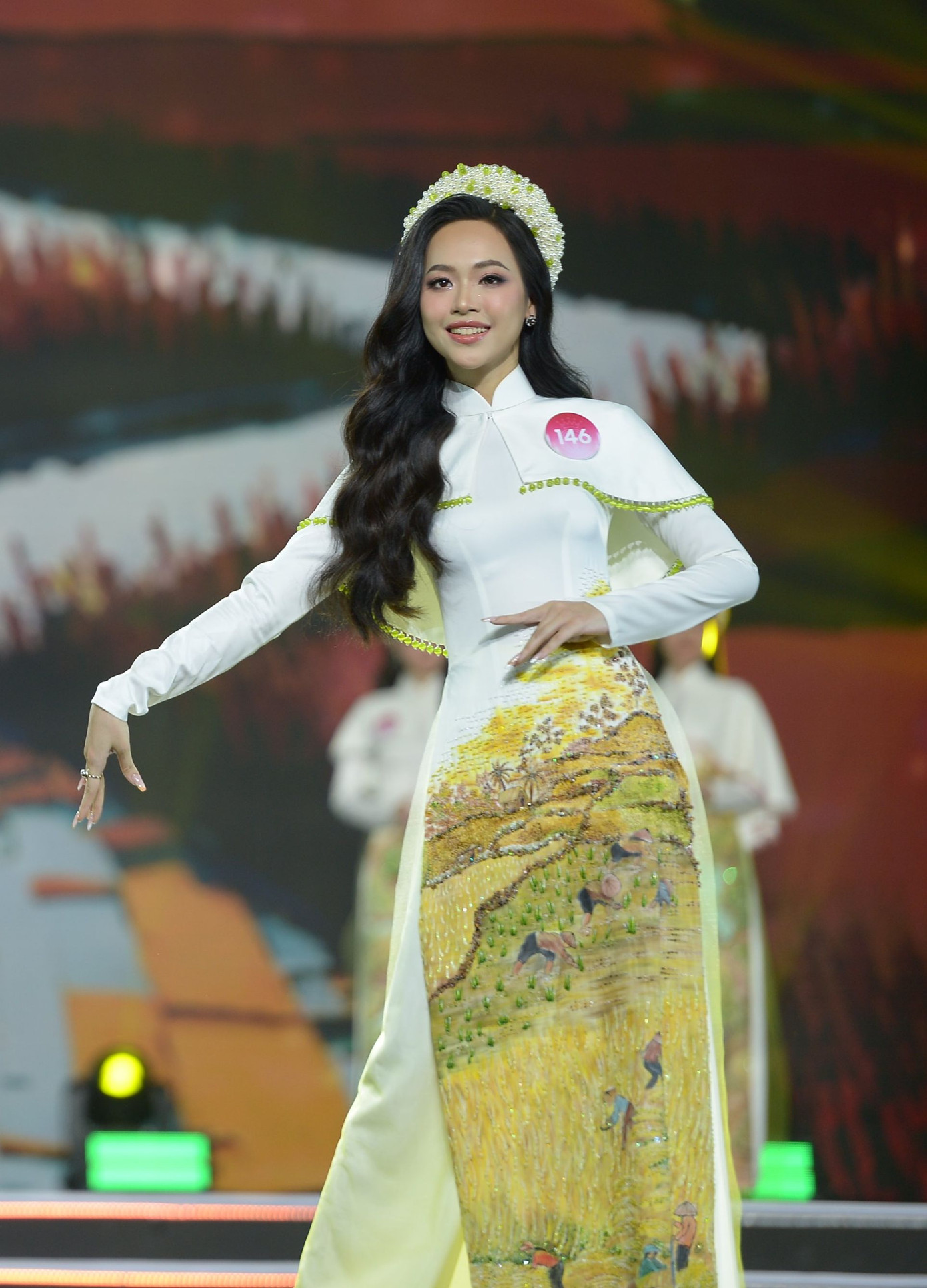 Thùy Linh trình diễn trang phục áo dài trong bộ sưu tập Bức họa đồng quê của nhà thiết kế Bảo Bảo. Thùy Linh trình diễn trang phục áo dài trong bộ sưu tập Bức họa đồng quê của nhà thiết kế Bảo Bảo.