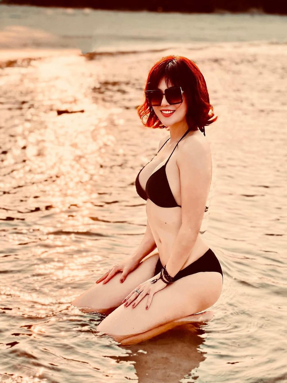 Liên tục khuấy đảo showbiz Việt bằng những loạt ảnh bikini cực gợi cảm, Thanh Hương tiếp tục gây “bùng nổ” với loạt hình ảnh “nóng mắt”.