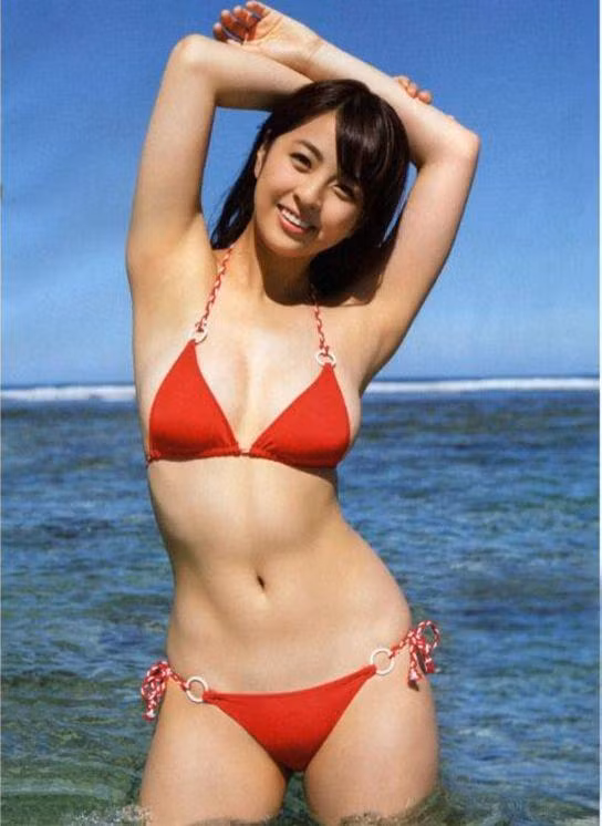 Yurina Yanagi sở hữu gương mặt khả ái và thân hình nóng bỏng. Cô được mệnh danh là “thiên thần bãi biển” vì sắc vóc quyến rũ.