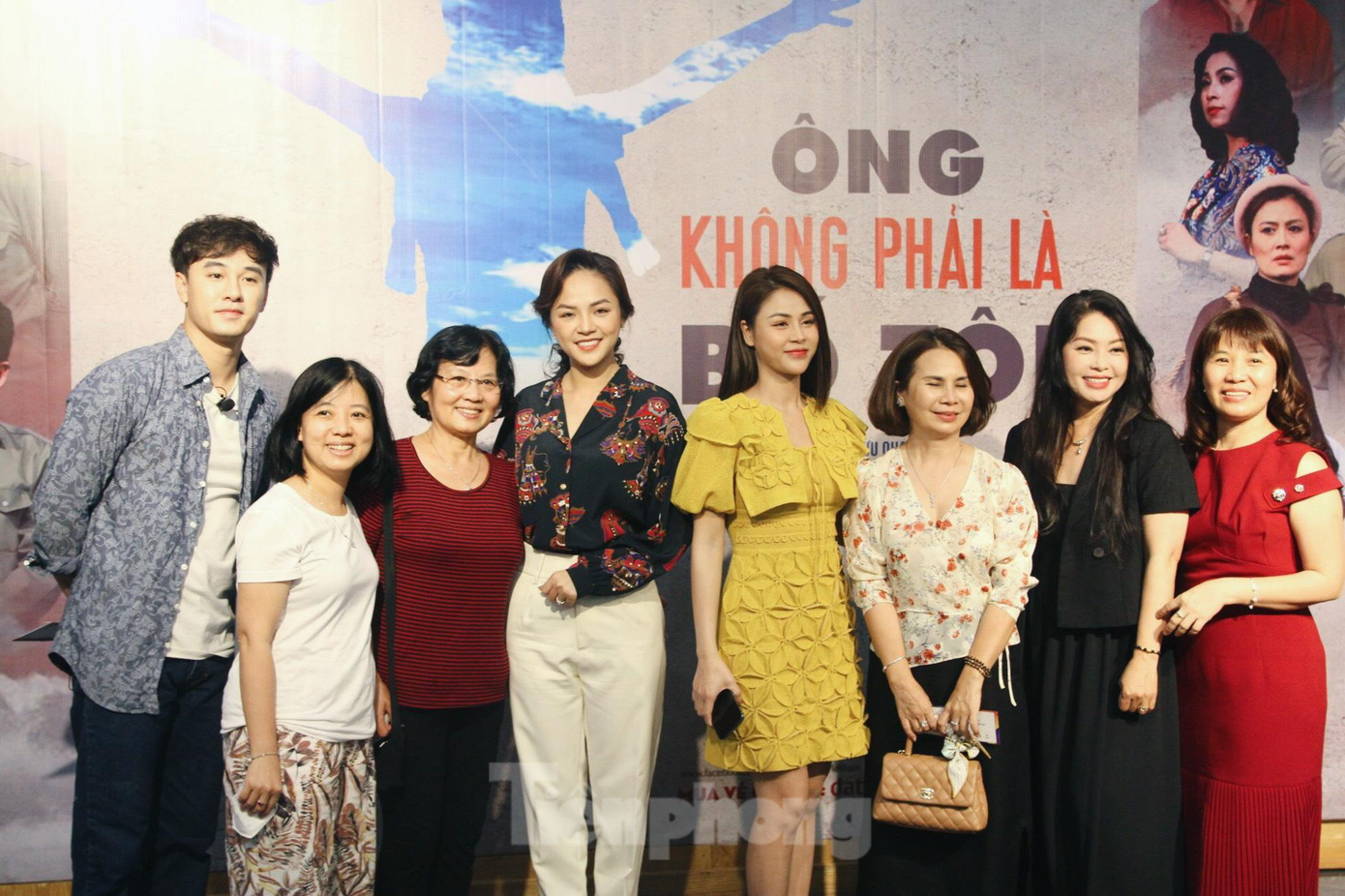 Trước giờ diễn ra vở kịch “Ông không phải là bố tôi” tối 7/5 tại Nhà hát Tuổi Trẻ, dàn diễn viên như Lương Thu Trang, Thanh Tú, Thu Quỳnh, Lâm Đức Anh,…đã có mặt tại sảnh để giao lưu, chụp hình cùng với khán giả.