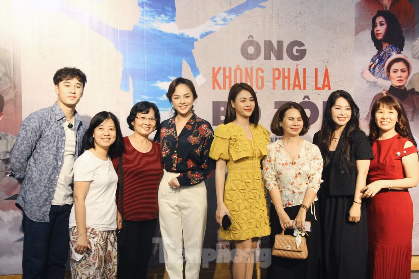 Trước giờ diễn ra vở kịch “Ông không phải là bố tôi” tối 7/5 tại Nhà hát Tuổi Trẻ, dàn diễn viên như Lương Thu Trang, Thanh Tú, Thu Quỳnh, Lâm Đức Anh,…đã có mặt tại sảnh để giao lưu, chụp hình cùng với khán giả.