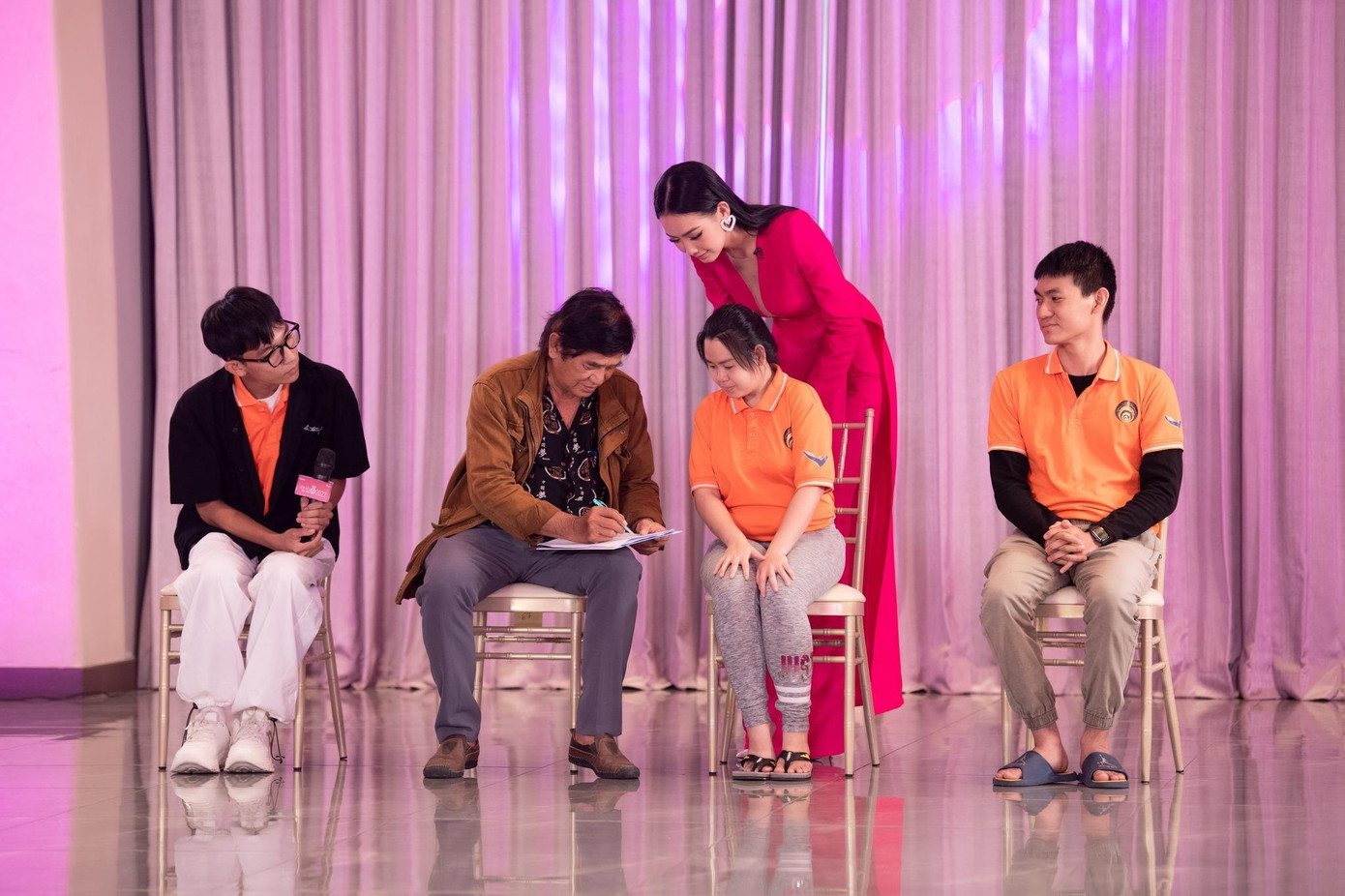 Trần Gia Hân (SBD 081) và Hoàng Hương Giang (SBD 177) trình bày dự án trước Ban bình luận. Trần Gia Hân (SBD 081) và Hoàng Hương Giang (SBD 177) trình bày dự án trước Ban bình luận.