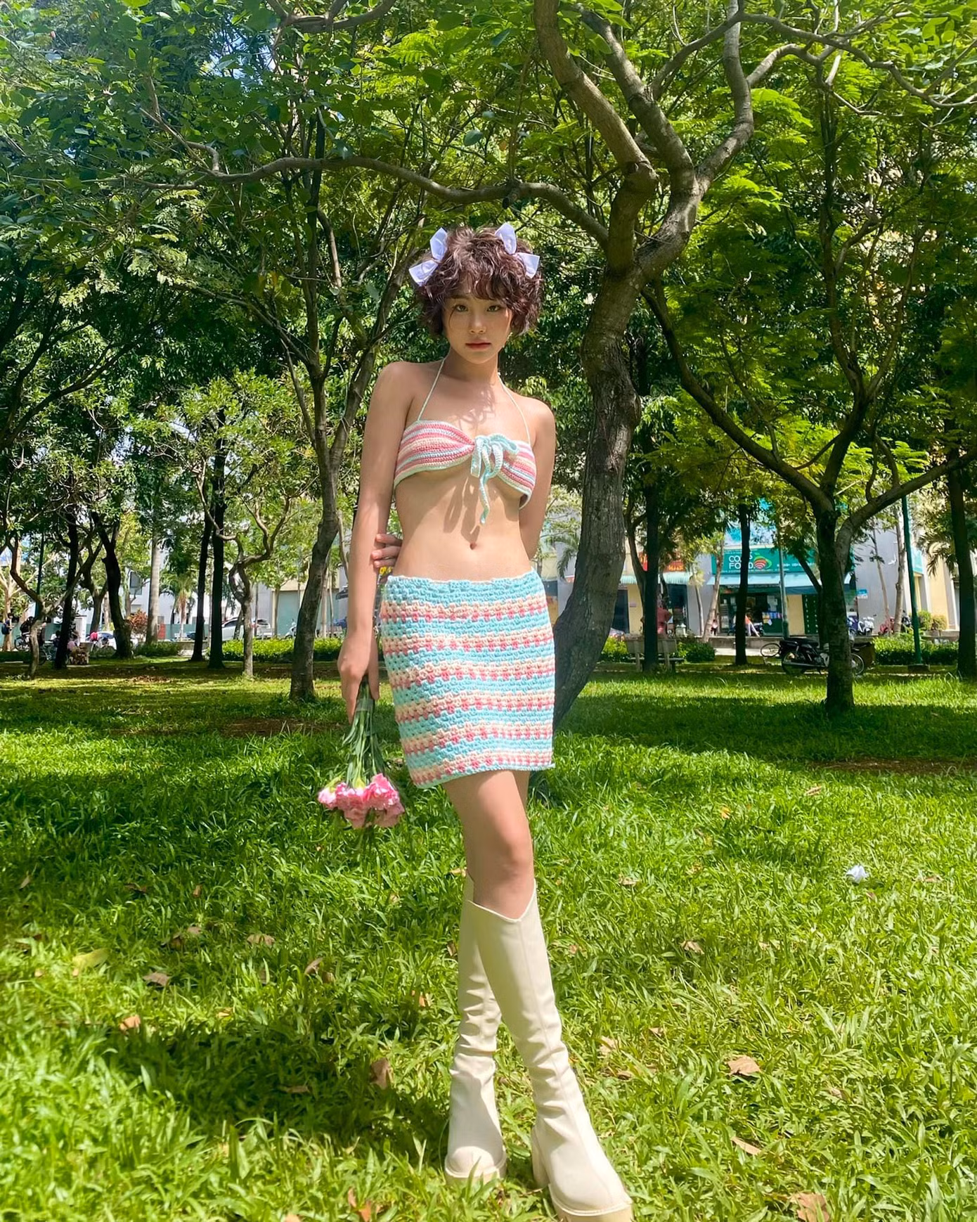Trong set đồ len, Thu Hà sexy, gợi cảm khác hẳn với hình ảnh ngọt ngào trên sóng giờ vàng VTV.