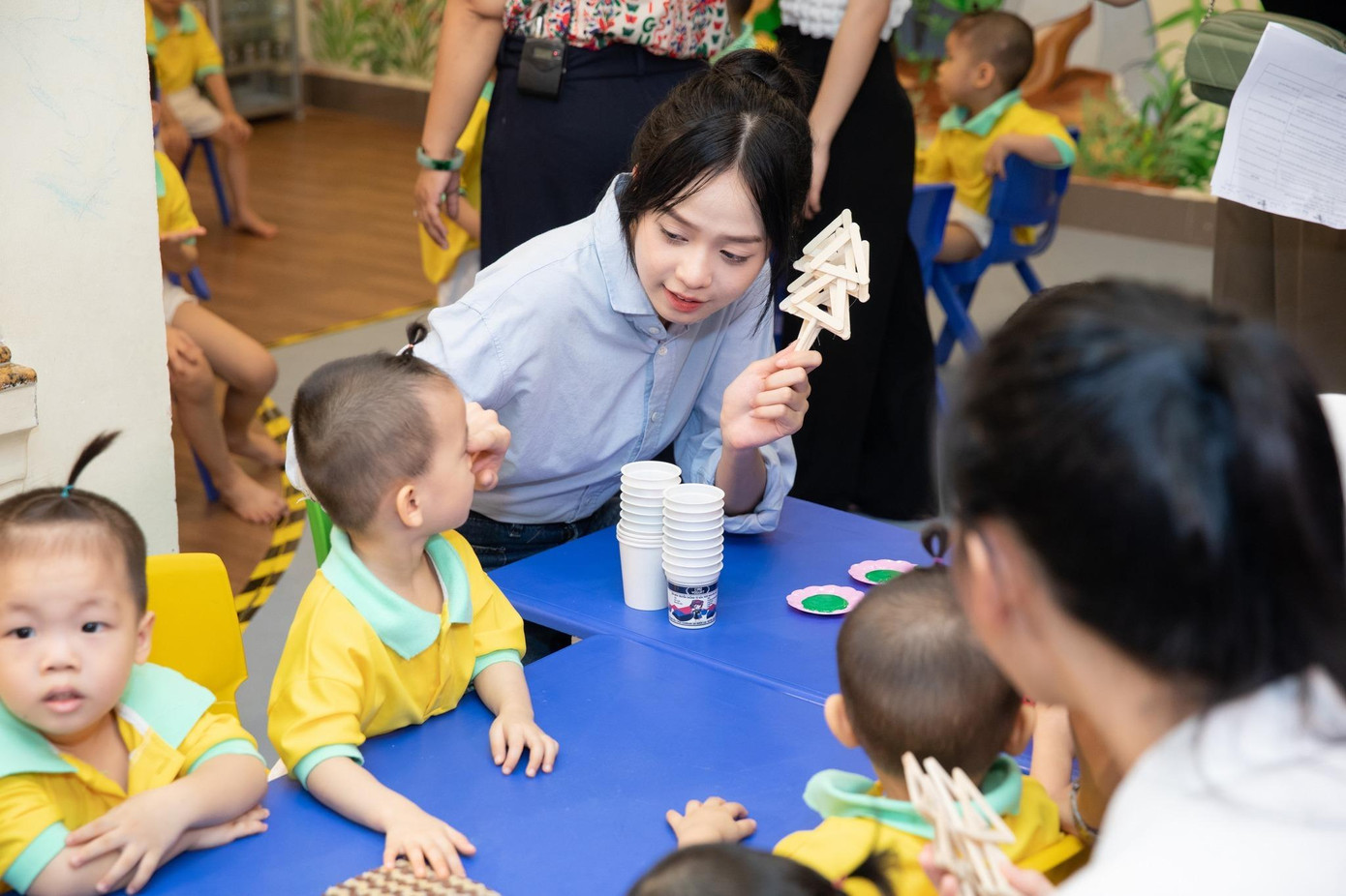 Hai thí sinh Lê Nguyễn Ngọc Hằng (SBD: 166) và Huỳnh Thị Thanh Thủy (SBD: 005) gặp gỡ các em bé tại Mái ấm Chúc Từ. Hai thí sinh Lê Nguyễn Ngọc Hằng (SBD: 166) và Huỳnh Thị Thanh Thủy (SBD: 005) gặp gỡ các em bé tại Mái ấm Chúc Từ.