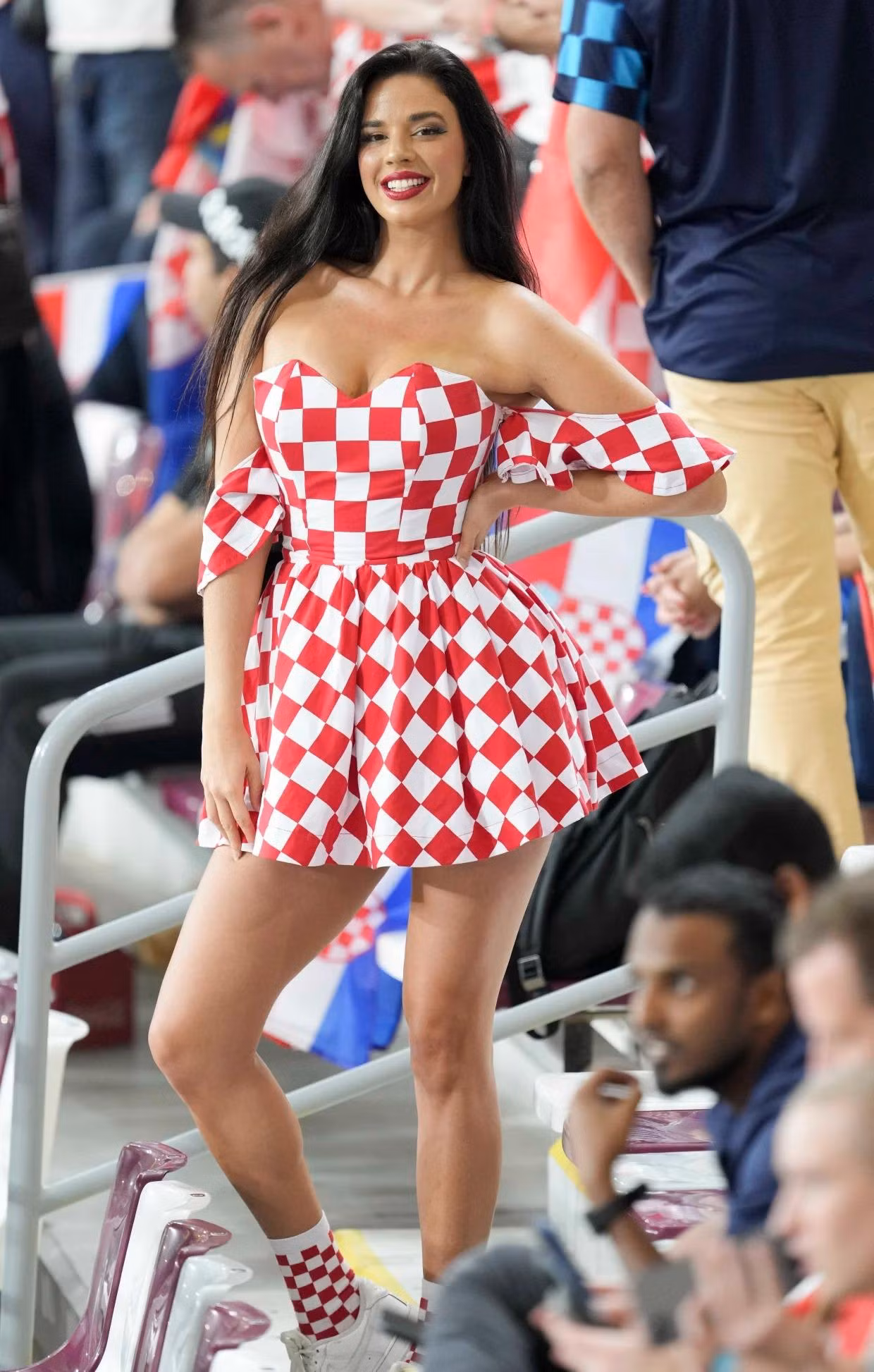 Những bộ trang phục bốc lửa của mẫu nữ Croatia tại World Cup 2022. Cô cho biết bản thân không sợ bị bắt dù du khách bị cấm mặc trang phục hở hang khi đặt chân đến Qatar. Ảnh: Getty, IG. Những bộ trang phục bốc lửa của mẫu nữ Croatia tại World Cup 2022. Cô cho biết bản thân không sợ bị bắt dù du khách bị cấm mặc trang phục hở hang khi đặt chân đến Qatar. Ảnh: Getty, IG.