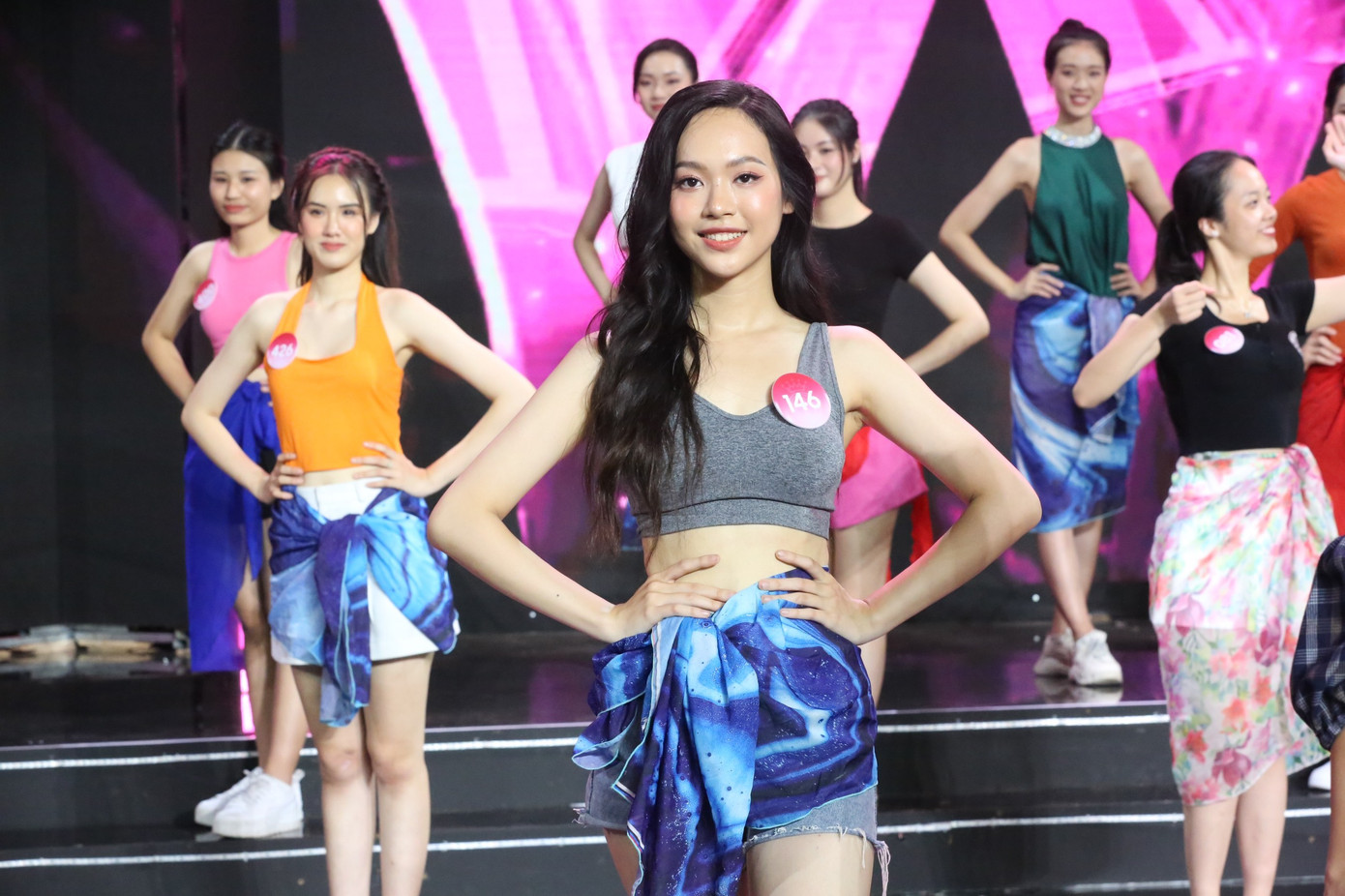 Các thí sinh cho biết họ hồi hộp nhưng mong chờ đến ngày ban giám khảo đọc tên người kế nhiệm Hoa hậu Đỗ Thị Hà.