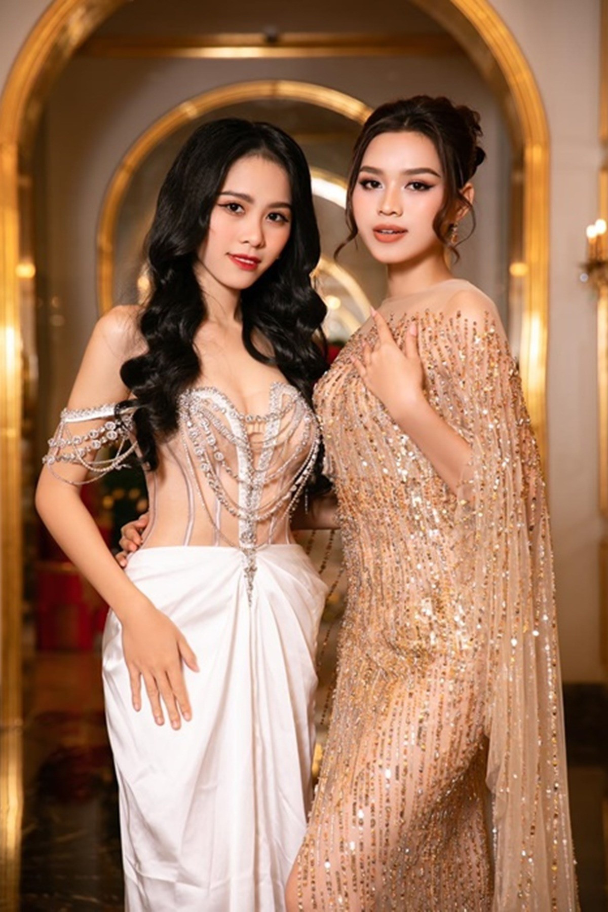 Ngọc Hằng (trái) đọ sắc cùng đương kim hoa hậu Đỗ Thị Hà trong bộ ảnh phần thưởng dành cho Top 3 Người đẹp tài năng.