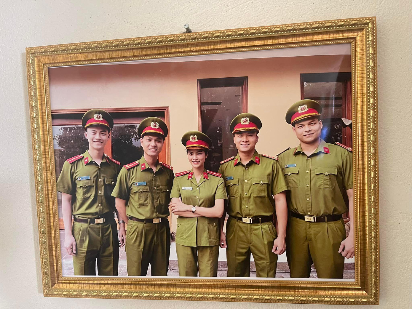 Dàn diễn viên: Lưu Duy Khánh, Tô Dũng, Anh Đào, Xuân Phúc, Phan Thắng (từ trái sang) Dàn diễn viên: Lưu Duy Khánh, Tô Dũng, Anh Đào, Xuân Phúc, Phan Thắng (từ trái sang)