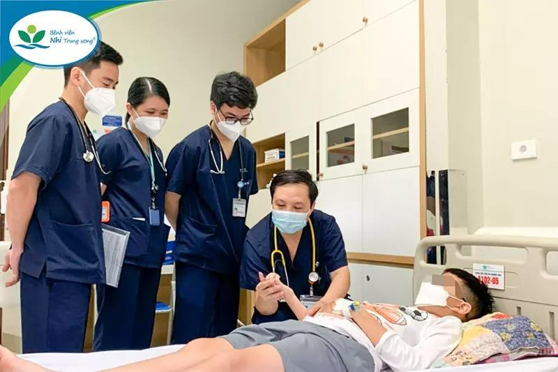 Các bác sĩ thăm khám cho bệnh nhi