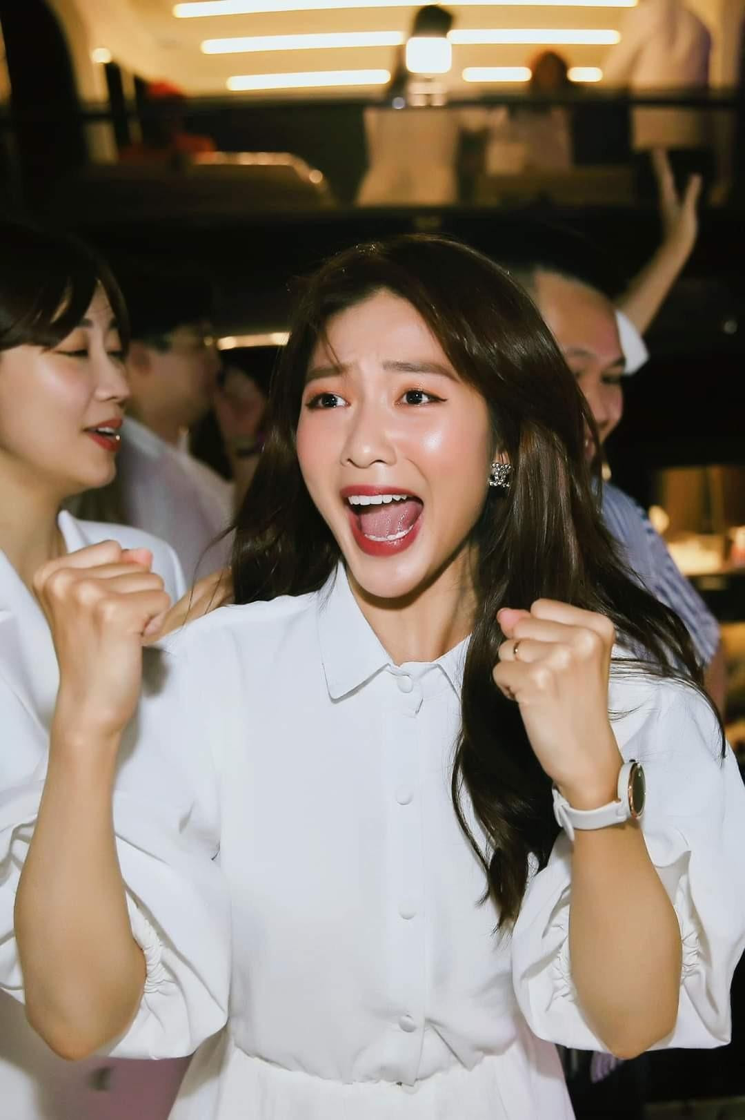 Khả Ngân vui mừng thay cho đàn chị Khả Ngân vui mừng thay cho đàn chị