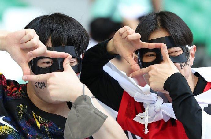 Chiếc mặt nạ đen giống Son Heung-min tạo cơn sốt đối với cổ động viên Hàn Quốc tại kỳ World Cup 2022. Ảnh: Getty, brfootball.