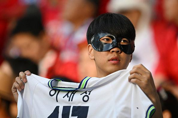 Chiếc mặt nạ đen giống Son Heung-min tạo cơn sốt đối với cổ động viên Hàn Quốc tại kỳ World Cup 2022. Ảnh: Getty, brfootball.