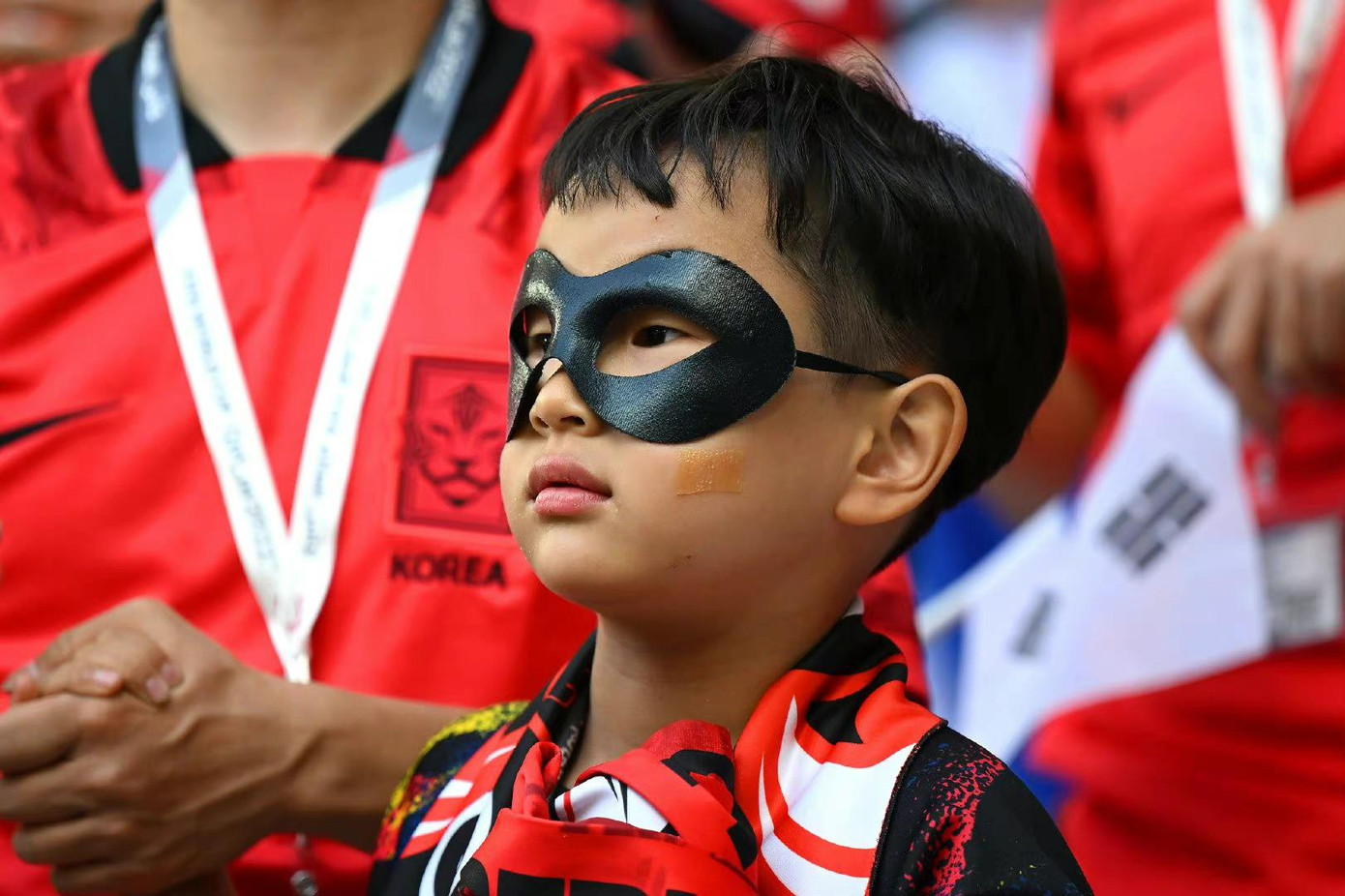 Chiếc mặt nạ đen giống Son Heung-min tạo cơn sốt đối với cổ động viên Hàn Quốc tại kỳ World Cup 2022. Ảnh: Getty, brfootball.