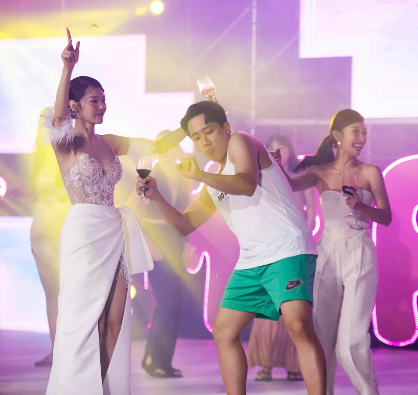 Sau lễ cưới, các khách mời cùng cô dâu chủ rể nhập tiệc tối và thoải mái trải qua những phút giây vui vẻ. Trấn Thành thậm chí đã cởi bộ vest chỉnh chu, mặc quần đùi, áo ba lỗ nhảy xuống hồ bơi.