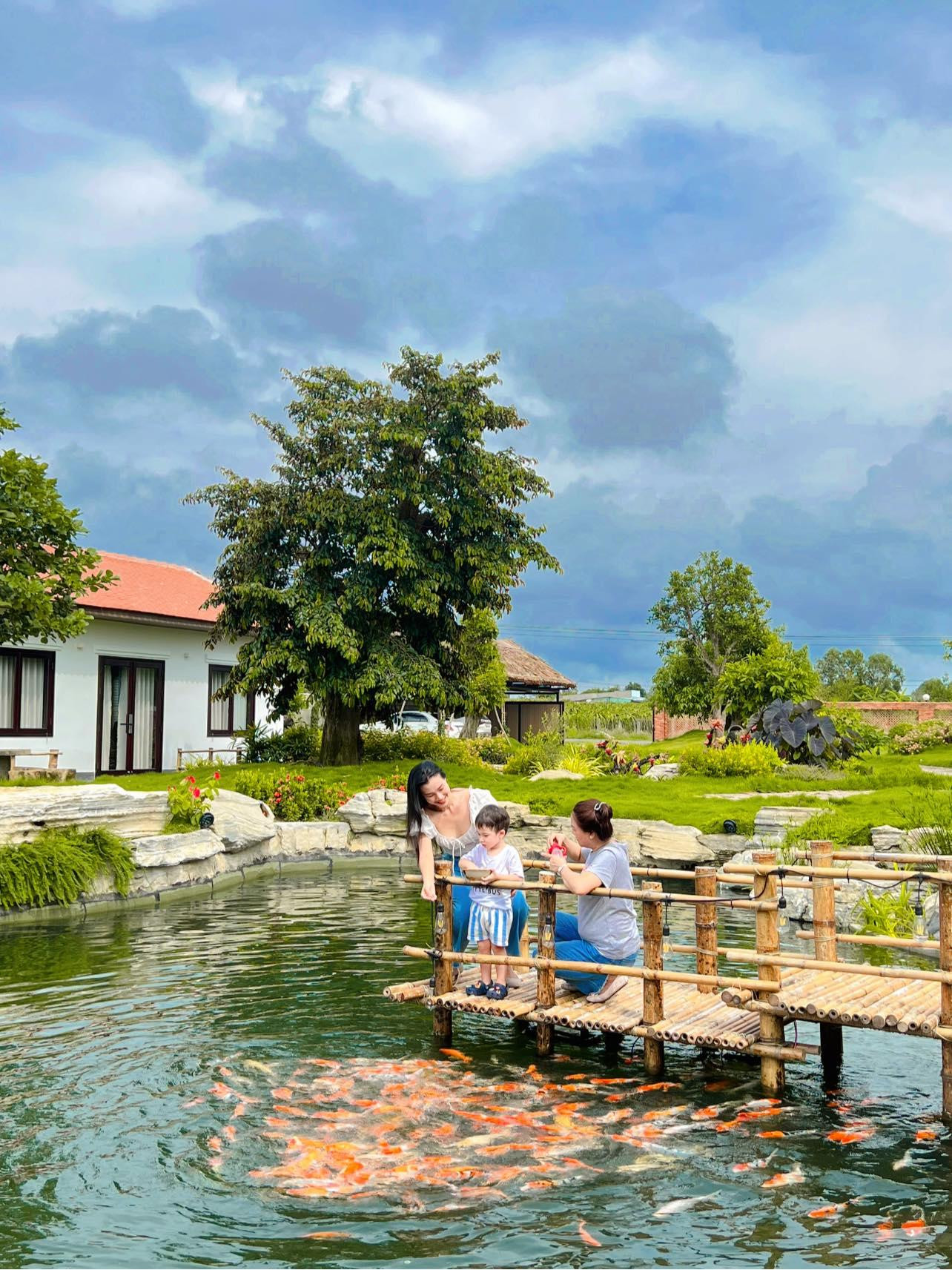 Hoàng Oanh cùng con trai chơi đùa bên hồ cá koi tiền tỷ trong biệt thự nhà vườn của vợ chồng Trường Giang.